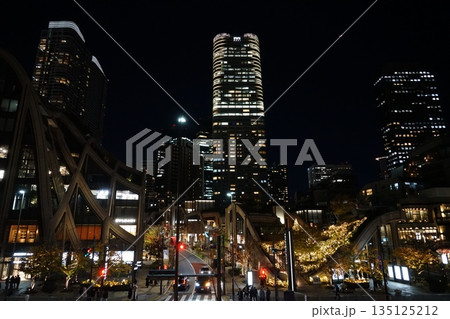夜の街に映える高層ビル群　12月港区2306麻布台ヒルズの夜景 135125212