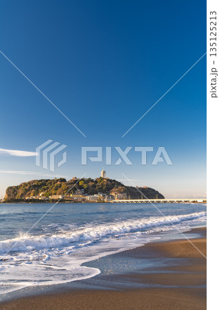 《神奈川県》夜明けの江ノ島の風景・湘南海岸 135125213