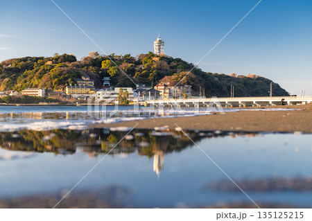《神奈川県》夜明けの江ノ島の風景・湘南海岸 135125215