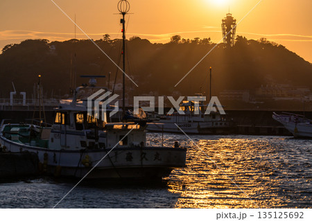 《神奈川県》江ノ島の夕暮れ・腰越漁港 《神奈川県》江ノ島の夕暮れ・腰越漁港 135125692