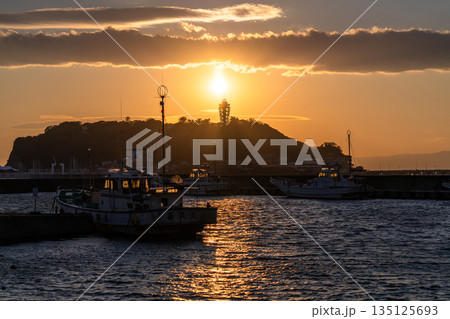 《神奈川県》江ノ島の夕暮れ・腰越漁港 135125693