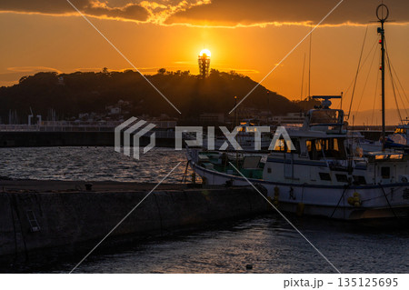 《神奈川県》江ノ島の夕暮れ・腰越漁港 《神奈川県》江ノ島の夕暮れ・腰越漁港 135125695