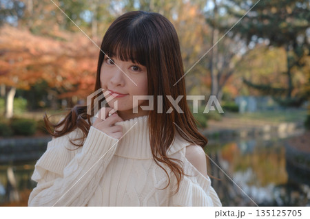 ニットを着ている女性 ニットを着ている女性 135125705