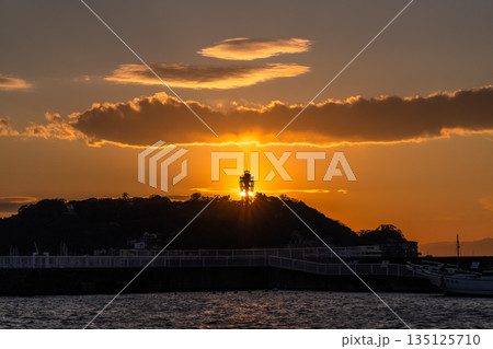 《神奈川県》江ノ島の夕暮れ・腰越漁港 《神奈川県》江ノ島の夕暮れ・腰越漁港 135125710