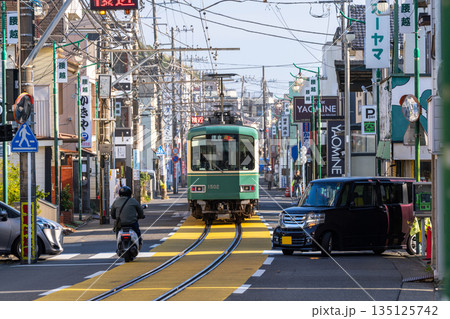 《神奈川県》江ノ電が駆け抜ける腰越商店街 135125742