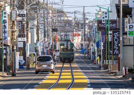 《神奈川県》江ノ電が駆け抜ける腰越商店街 135125743