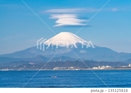 《神奈川県》富士山をのぞむ湘南海岸のビーチ 135125818