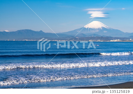 《神奈川県》富士山をのぞむ湘南海岸のビーチ 135125819
