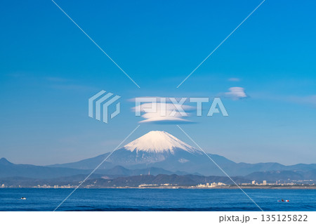 《神奈川県》富士山をのぞむ湘南海岸のビーチ 135125822