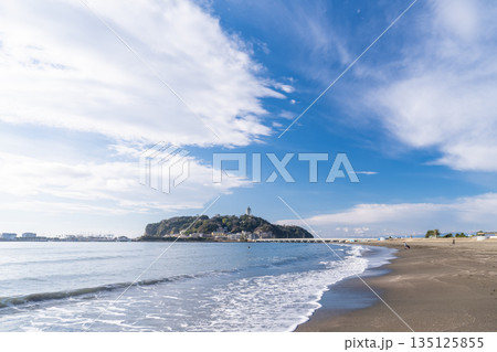 《神奈川県》江ノ島をのぞむ湘南海岸の風景 135125855
