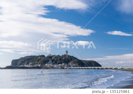 《神奈川県》江ノ島をのぞむ湘南海岸の風景 135125861