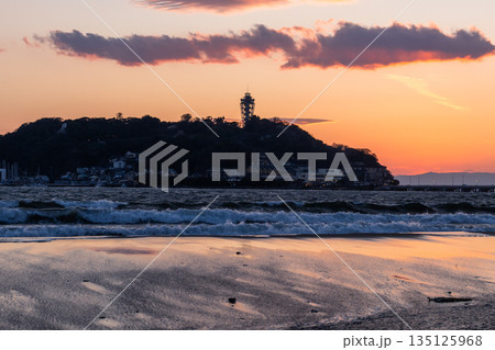 《神奈川県》夕暮れの江ノ島・片瀬海岸のビーチ 135125968