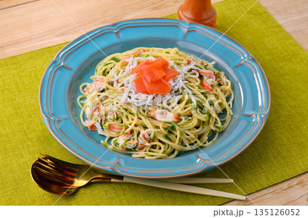 生青のりの和風パスタ、生青海苔スパゲッテイ。アオサ、しらす、ツナ缶、スモークサーモン、かにかま。 135126052