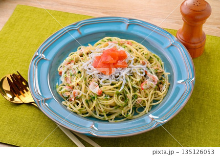 生青のりの和風パスタ、生青海苔スパゲッテイ。アオサ、しらす、ツナ缶、スモークサーモン、かにかま。 135126053