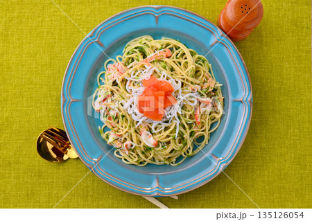 生青のりの和風パスタ、生青海苔スパゲッテイ。アオサ、しらす、ツナ缶、スモークサーモン、かにかま。 生青のりの和風パスタ、生青海苔スパゲッテイ。アオサ、しらす、ツナ缶、スモークサーモン、かにかま。 135126054