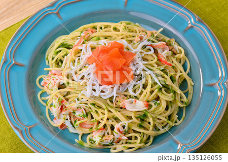 生青のりの和風パスタ、生青海苔スパゲッテイ。アオサ、しらす、ツナ缶、スモークサーモン、かにかま。 135126055