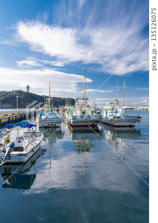 《神奈川県》江ノ島をのぞむ片瀬漁港の風景 135126075