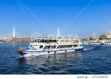 トルコイスタンブールの金角湾メトロ橋と観光船 135126081