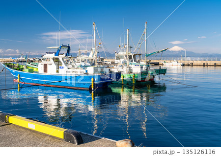 《神奈川県》富士山をのぞむ片瀬漁港 135126116