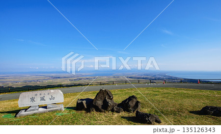 秋晴れの日　寒風山から観る日本海と八郎潟　秋田県 135126343