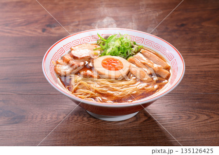 注）湯気は合成です。ラーメン、醤油らーめん、しょう油拉麺、中華蕎麦、昔ながらのらー麺。 135126425