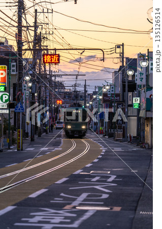《神奈川県》江ノ電が駆け抜ける腰越商店街 135126514