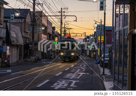 《神奈川県》江ノ電が駆け抜ける腰越商店街 《神奈川県》江ノ電が駆け抜ける腰越商店街 135126515
