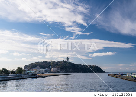 《神奈川県》江ノ島をのぞむ片瀬漁港の風景 《神奈川県》江ノ島をのぞむ片瀬漁港の風景 135126552