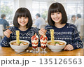レストランで中華そばを食べる姉妹 135126563