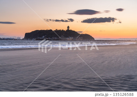《神奈川県》夕暮れの江ノ島・片瀬海岸のビーチ 《神奈川県》夕暮れの江ノ島・片瀬海岸のビーチ 135126588