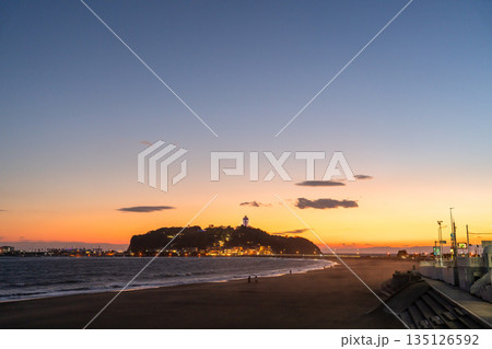 《神奈川県》夕暮れの江ノ島・片瀬海岸のビーチ 《神奈川県》夕暮れの江ノ島・片瀬海岸のビーチ 135126592
