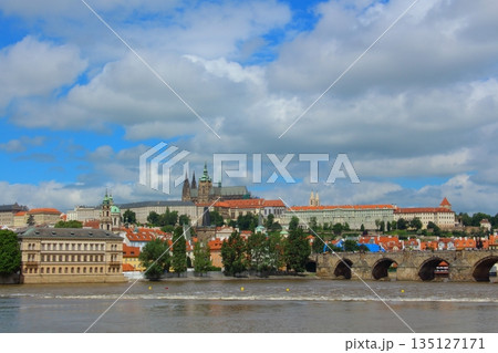 チェコ プラハの風景プラハ城とカレル橋 チェコ プラハの風景プラハ城とカレル橋 135127171