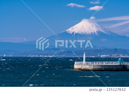《神奈川県》湘南海岸からのぞむ富士山の風景 《神奈川県》湘南海岸からのぞむ富士山の風景 135127632