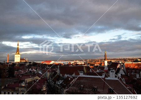 エストニアの世界遺産タリン旧市街の夕景 赤い屋根と教会の塔が輝く美しい街並みのパノラマ 135127692