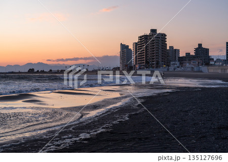 《神奈川県》夕暮れの江ノ島・片瀬海岸のビーチ 《神奈川県》夕暮れの江ノ島・片瀬海岸のビーチ 135127696