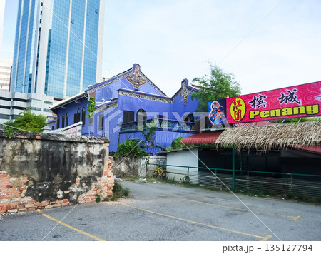 マレーシア　ペナン島のカラフルなお店 135127794