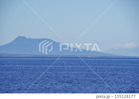野付半島から見る北方領土の国後島 135128177