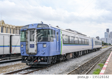 カンボジア国鉄のプノンペン駅と列車 135128182