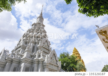 プノンペンの仏教寺院であるワットウナロム 135128187