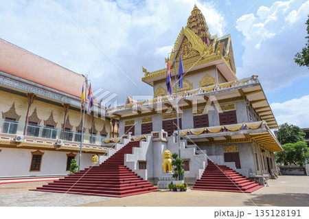 プノンペンの仏教寺院であるワットウナロム 135128191