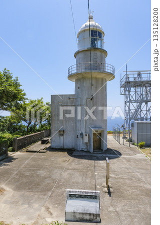甑島列島最南端にある釣掛埼灯台 135128200