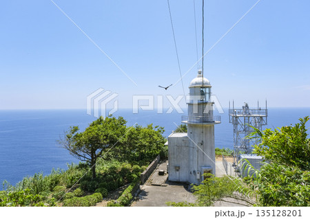 甑島列島最南端にある釣掛埼灯台 135128201