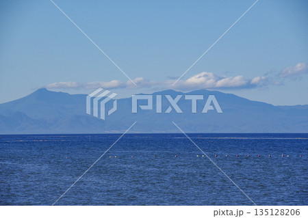 野付半島から見る知床半島の山々 135128206