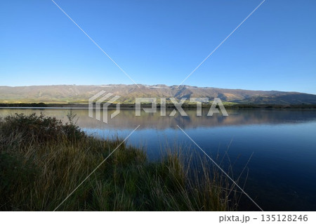 ニュージーランドのテカポ湖と山々の風景 鏡のような水面が美しい大自然のパノラマ写真 135128246