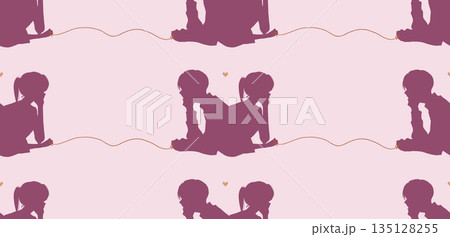 運命の赤い糸を結んだ背中合わせの男女　頬杖　シルエット　シームレス 135128255