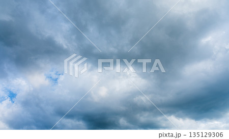 夏の青空に流れるたくさんの白い雲 夏の青空に流れるたくさんの白い雲 135129306