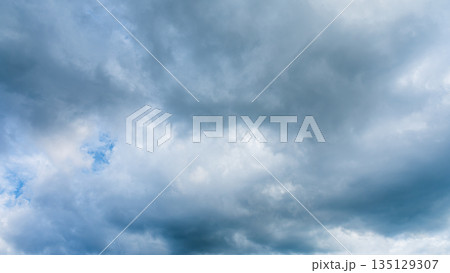 夏の青空に流れるたくさんの白い雲 夏の青空に流れるたくさんの白い雲 135129307
