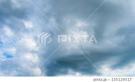 夏の青空に流れるたくさんの白い雲 135129317