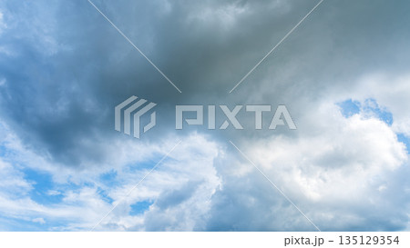 夏の青空に流れるたくさんの白い雲 135129354
