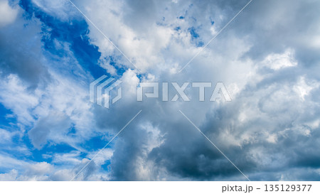 夏の青空に流れるたくさんの白い雲 135129377